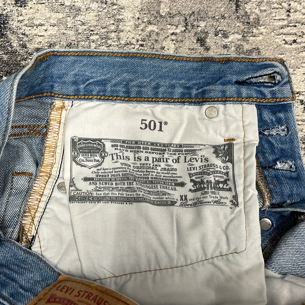 Levi’s 501 Jean Shorts - Picture 5 of 6